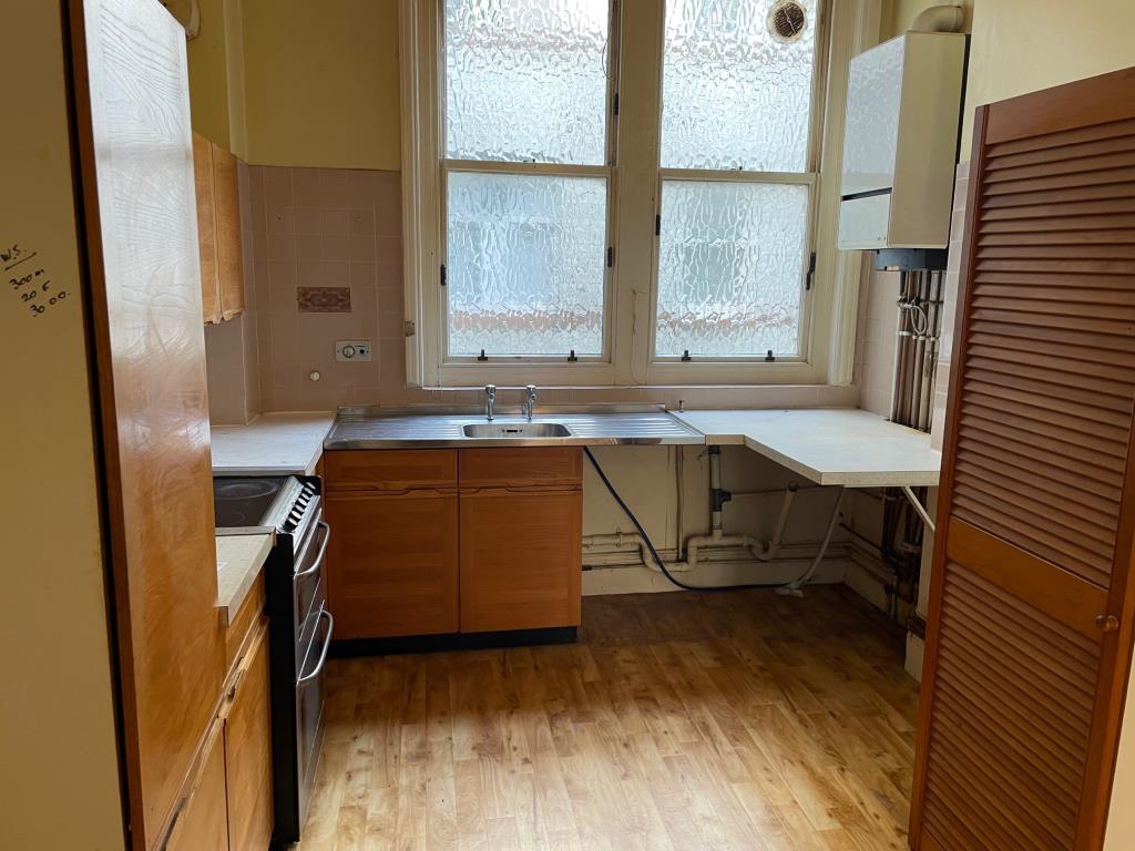 Lot: 44 - TWO-BEDROOM APARTMENT WITH SEA VIEWS - Kitchen